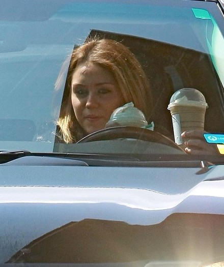 Miley Cyrus Miley Cyrus Getting Iced Coffee F4Z5MGnM__Yl - Miley Cyrus