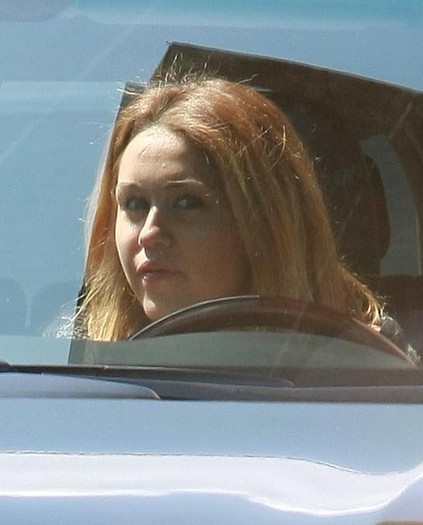 Miley Cyrus Miley Cyrus Getting Iced Coffee VgGXrulUt6jl - Miley Cyrus