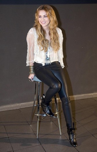 Miley+Cyrus+Miley+Cyrus+Meets+Fans+Ideal+Cinema+699o7mbNzy1l - Miley Cyrus