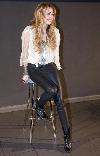 Miley+Cyrus+Miley+Cyrus+Meets+Fans+Ideal+Cinema+Uo8ASZcqF_Ul - Miley Cyrus