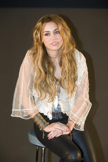 Miley+Cyrus+Miley+Cyrus+Meets+Fans+Ideal+Cinema+wBTz2Q7pFbzl - Miley Cyrus