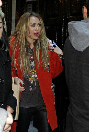 Miley+Cyrus+Miley+Cyrus+Out+Friends+ddAZlmoGtLPl - Miley Cyrus