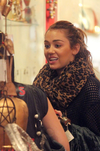 Miley+Cyrus+Miley+Cyrus+Shops+Kings+Cross+GxknvQChdvRl