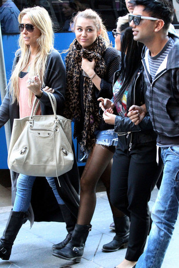 Miley+Cyrus+Miley+Cyrus+Shops+Kings+Cross+k0d-CQNlTq6l - Miley Cyrus