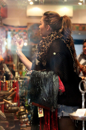 Miley+Cyrus+Miley+Cyrus+Shops+Kings+Cross+zbQ18SpNtY3l