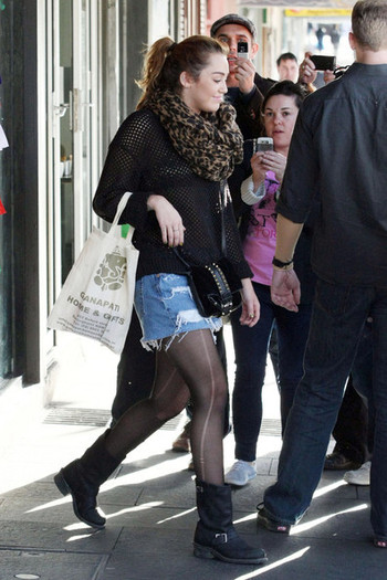 Miley+Cyrus+Miley+Cyrus+Shops+Oxford+Street+eyJexP3I04Kl - Miley Cyrus