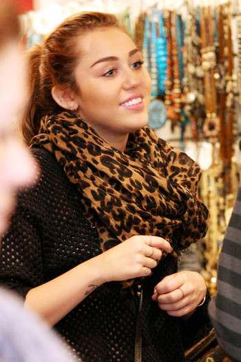Miley+Cyrus+Miley+Cyrus+Shops+Oxford+Street+kHssPrYZtuWl - Miley Cyrus