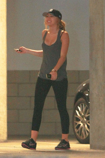 Miley+Cyrus+Miley+Cyrus+Trainer+Heading+Gym+cC1_EpJBRmwl - Miley Cyrus
