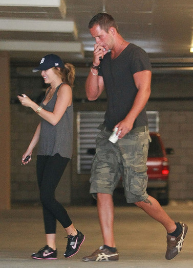 Miley+Cyrus+Miley+Cyrus+Trainer+Heading+Gym+QlEC8HLuu9Ul - Miley Cyrus