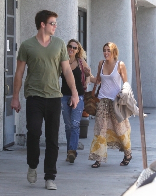 normal_005 - Miley luand pranzul cu Liam si Tish