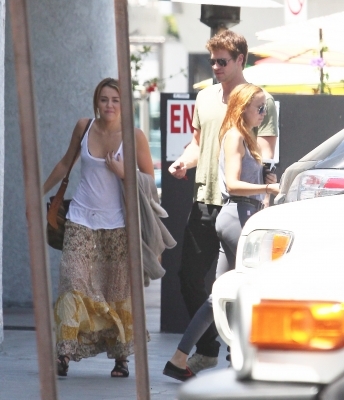 normal_007 - Miley luand pranzul cu Liam si Tish