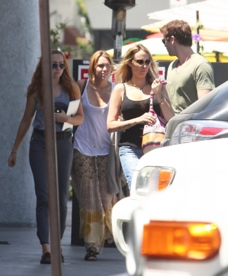 normal_009 - Miley luand pranzul cu Liam si Tish