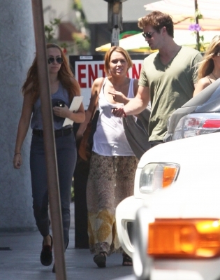 normal_011 - Miley luand pranzul cu Liam si Tish