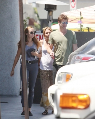 normal_020 - Miley luand pranzul cu Liam si Tish
