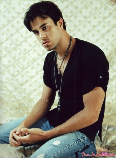 1208203622_enrique_iglesias_001