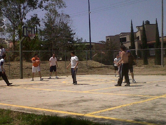 002 - Jugando basquet con amigos