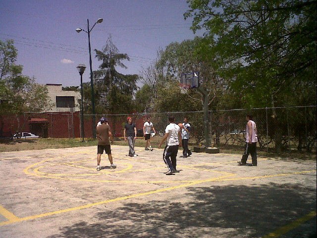 003 - Jugando basquet con amigos