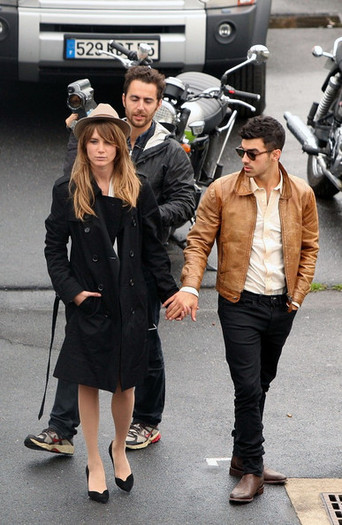 Joe+Jonas+Joe+Jonas+Films+Music+Video+BjifNNdrh8ll - Joe Jonas Films a Music Video