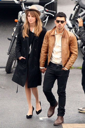 Joe+Jonas+Joe+Jonas+Films+Music+Video+V-bUz214yOIl - Joe Jonas Films a Music Video