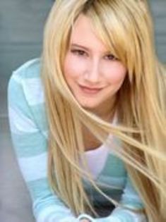 KRHQPYWUAZWMYCCTAYO - sedinta foto ashley tisdale1