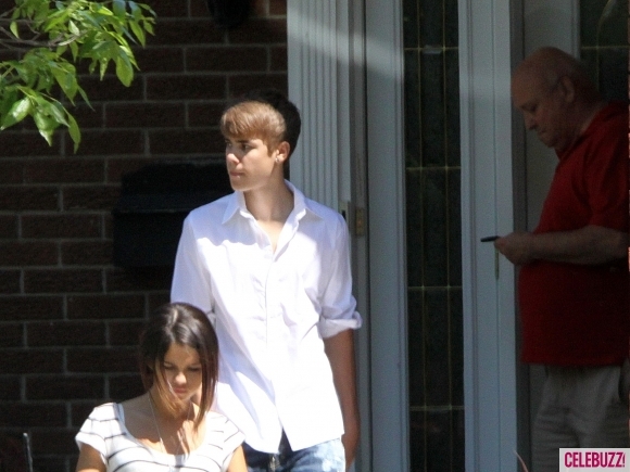 Selena-Gomez-Leaves-Justin-Biebers-Grandparents-House-7-580x435 - Justin Bieber