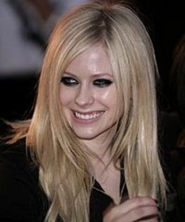 200px-Avril_Lavigne_cropped2 - Cintareata Avril Lavigne