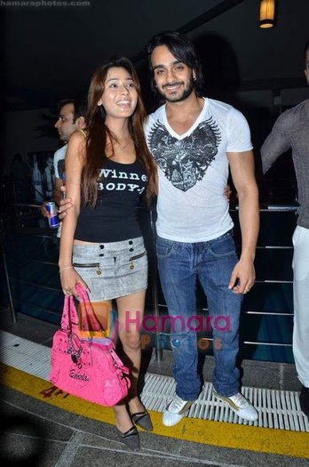 254580_216158261749225_175356475829404_714212_5855984_n - Album dedicat Sarei Khan