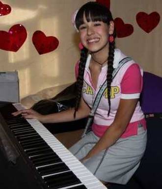 cumpleanos-danna-paola-300x350 - Danna Paola