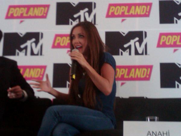 x2_7d00732 - 0 Anahi en la conferencia de MTV popland