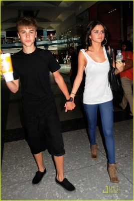 - 2011 At Smoothie King With Selena Gomez August 19