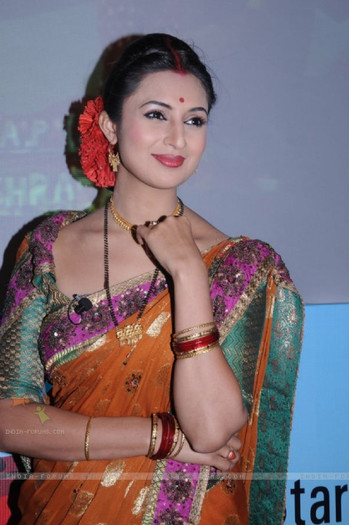 65156-divyanka-tripathi-as-rashmi-sharma-in-mrs-and-mr-sharma-allahaba - A Ta Pentru Totdeauna poze