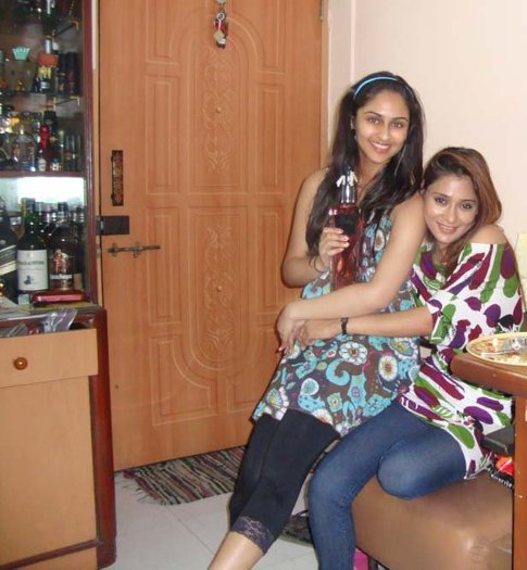 250042_214269358604782_175356475829404_703005_3913544_n - Album dedicat Sarei Khan