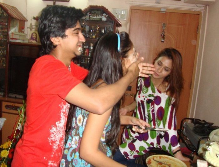 255159_214269275271457_175356475829404_702998_7243832_n - Album dedicat Sarei Khan