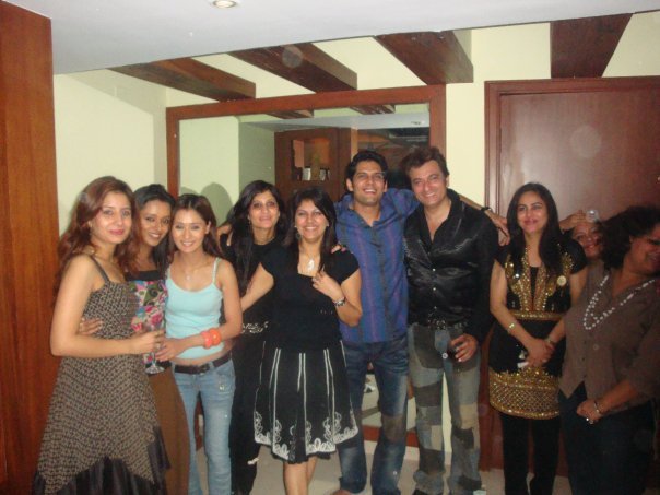 254693_214273415271043_175356475829404_703065_7348544_n - Album dedicat Sarei Khan