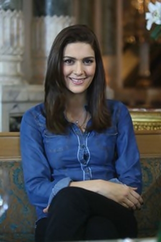 Berguzar Korel (19)