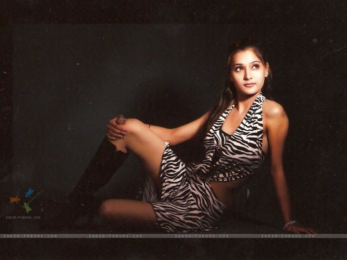 180665_190617210969997_175356475829404_537757_7305058_n - Album dedicat Sarei Khan