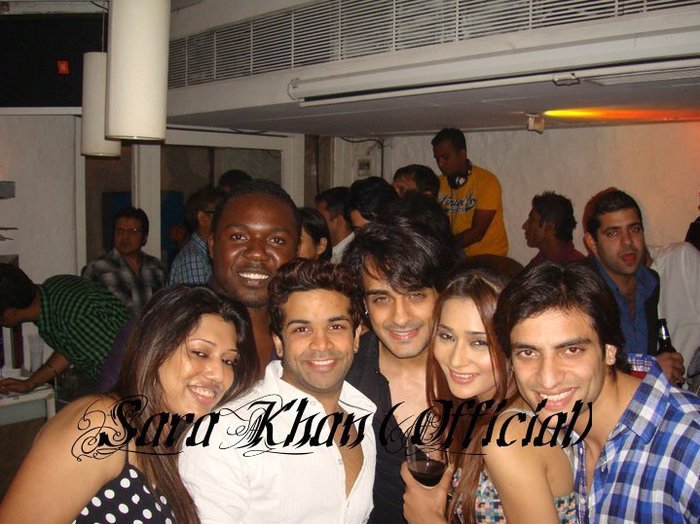 246720_214277445270640_175356475829404_703118_3292229_n - Album dedicat Sarei Khan