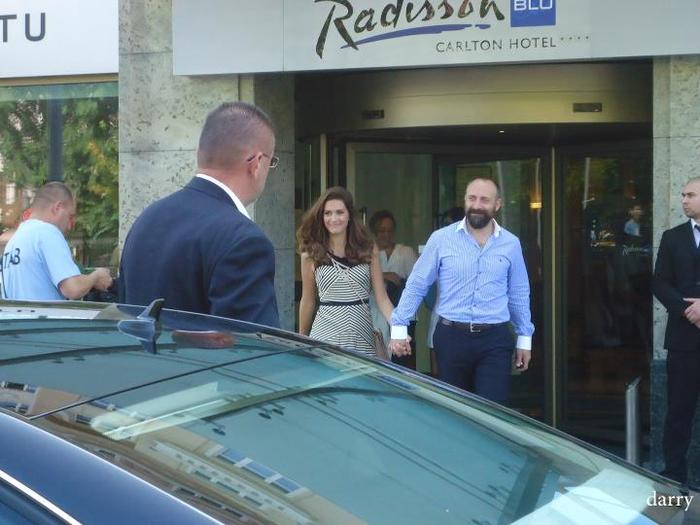 Halit si Bergu - x - Bergu si Halit parasind hotelul Carlton