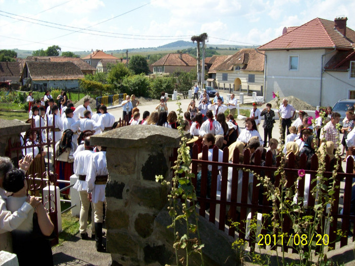 In fata bisericii se incinge jocuri specifice zonei. - PALOS-ARDEAL -Fiii satului 2011