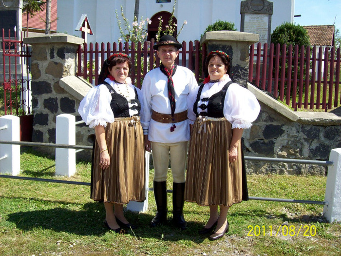 Femei casatorite si barbat in port popular romanesc. - PALOS-ARDEAL -Fiii satului 2011