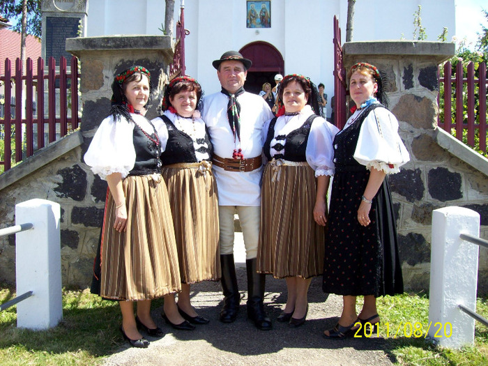 In fata bisericii ,o fotografie de grup in costume populare. - PALOS-ARDEAL -Fiii satului 2011