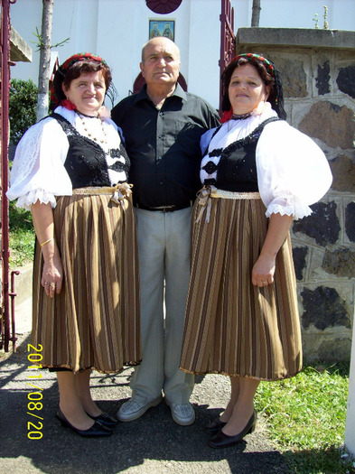 Incadrat de doua femei in costume populare,cantorul bisericii noastre,fiu al satului. - PALOS-ARDEAL -Fiii satului 2011