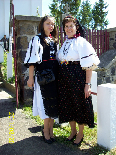 Frumos costumate si aceste fiice ale satului prezente ca intodeauna la serbarile satului. - PALOS-ARDEAL -Fiii satului 2011
