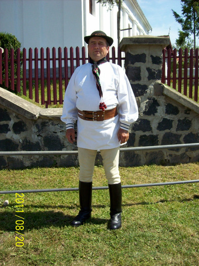 Barbat din Palos IN COSTUM POPULAR ROMANESC. - PALOS-ARDEAL -Fiii satului 2011