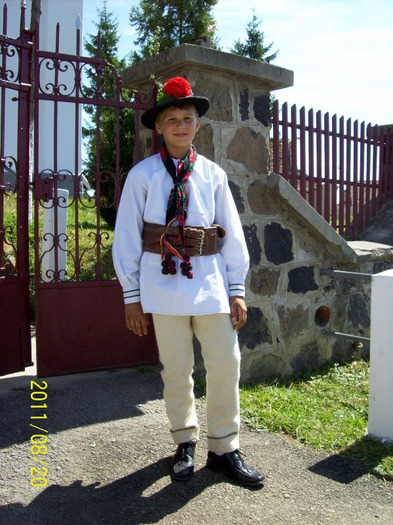 Tanar fecior frumos inbracat,care duce pe mai departe frumosul port popular romanesc din satul PALOS - PALOS-ARDEAL -Fiii satului 2011