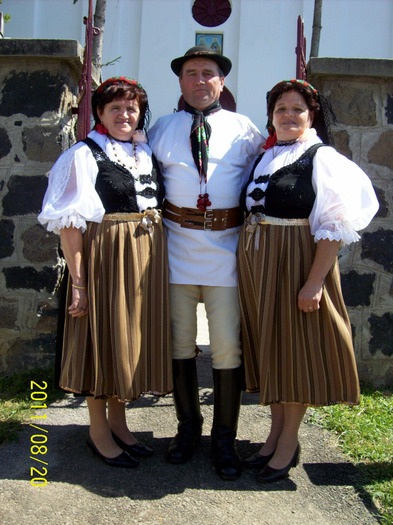 Barbat si neveste in frumoasele costume populare romanesti din PALOS - ARDEAL. - PALOS-ARDEAL -Fiii satului 2011