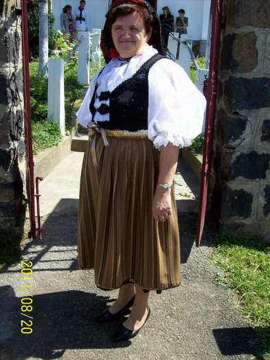Tinuta populara romaneasca specifica femeilor din satul Palos. - PALOS-ARDEAL -Fiii satului 2011
