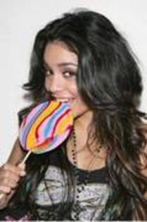 12634985_VZBJPHEKQ - sedinta foto vanessa hudgens1