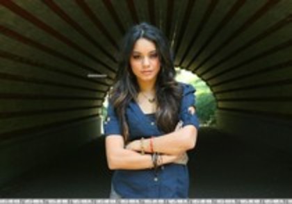 12635213_MMJQFVJJU - sedinta foto vanessa hudgens2