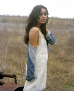 12635469_HMAVRBLFT - sedinta foto vanessa hudgens5